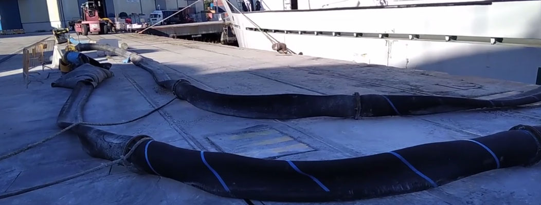 Manguera para áridos de caucho y goma en descarga de cemento